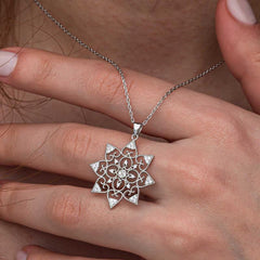 Silver Flower Patterned Women's Necklace