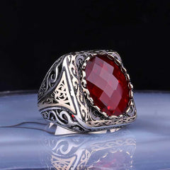Bague homme carrée en argent et pierre rouge à facettes