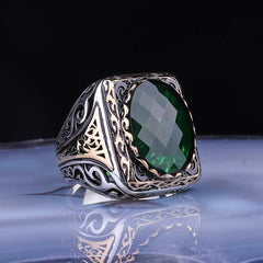 Bague homme carrée en argent et pierre verte à facettes