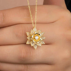 Collier femme fleur de lotus en argent, or et pierre blanche