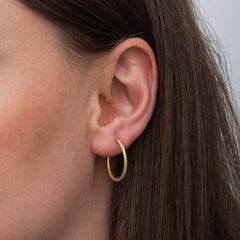 Boucles d'oreilles créoles crayon argent et or pour femme