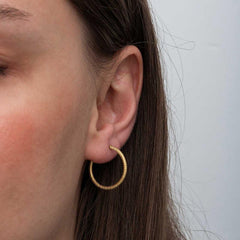 Boucles d'oreilles créoles crayon argent et or pour femme