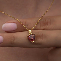 Collier femme en argent, or et pierre rouge en forme de cœur