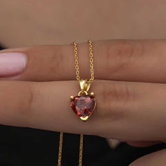 Collier femme en argent, or et pierre rouge en forme de cœur