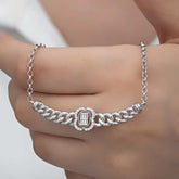 Collier pour femme en argent avec chaîne gourmette et pierre baguette