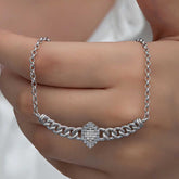 Collier pour femme en argent avec chaîne gourmette et pierre baguette