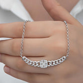 Collier pour femme en argent avec chaîne gourmette carrée et pierre baguette