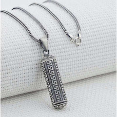 Collier contenant une amulette ouvrable en argent