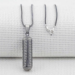 Collier contenant une amulette ouvrable en argent