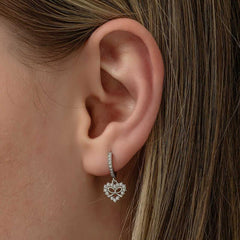 Boucles d'oreilles pendantes en forme de cœur et de ruban argenté pour femme