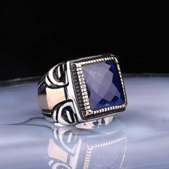 Bague homme en argent avec pierre bleu foncé à facettes carrées