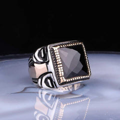 Bague homme en argent avec pierre noire à facettes carrées