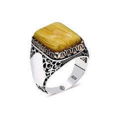 Bague pour homme en argent et pierre d'ambre jaune foncé resserrée carrée