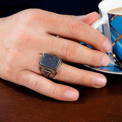 Bague homme carrée en argent et zircon bleu marine