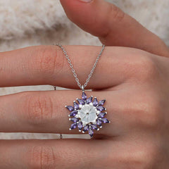 Collier pour femme en argent et motif fleur de lotus violet