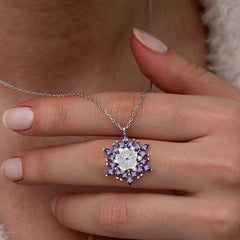 Collier pour femme en argent et motif fleur de lotus violet