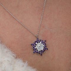 Collier pour femme en argent et motif fleur de lotus violet