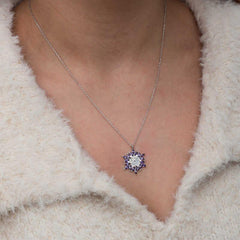 Collier pour femme en argent et motif fleur de lotus violet