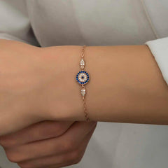 Bracelet femme en perles argentées et rose contre le mauvais œil