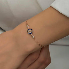 Bracelet femme en perles argentées et rose contre le mauvais œil