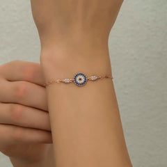 Bracelet femme en perles argentées et rose contre le mauvais œil