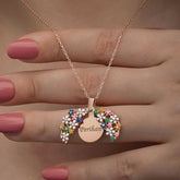 Collier personnalisé pour femme avec fleur couleur rose argentée
