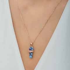 Collier pour femme avec pantoufle en argent et rose