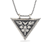Collier amulette en forme de fleur triangulaire ouvrable en argent