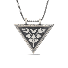Collier amulette en forme de fleur triangulaire ouvrable en argent