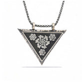 Collier amulette en forme de fleur triangulaire ouvrable en argent