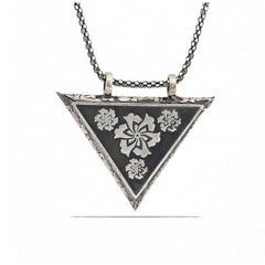 Collier amulette en forme de fleur triangulaire ouvrable en argent