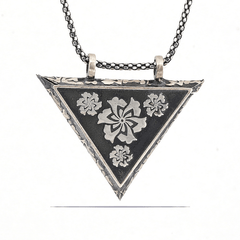 Collier amulette en forme de fleur triangulaire en argent ouvrable