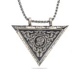 Collier amulette rose ouvrable en forme de triangle argenté