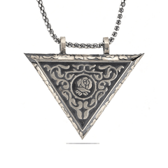 Collier amulette rose ouvrable en forme de triangle argenté