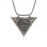 Collier amulette ouvrable en forme de triangle argenté représentant les armoiries ottomanes