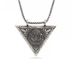 Collier amulette ouvrable en forme de triangle argenté représentant les armoiries ottomanes