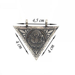 Collier amulette ouvrable en forme de triangle argenté représentant les armoiries ottomanes