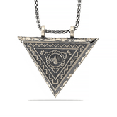 Collier amulette Tughra ouvrable en forme de triangle argenté