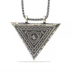 Collier amulette Tughra ouvrable en forme de triangle argenté