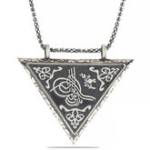 Collier amulette Tughra ouvrable en forme de triangle argenté