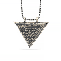 Collier amulette Tughra ouvrable en forme de triangle argenté