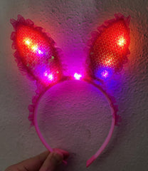 Couronne d'oreilles de lapin Nessiworld fuchsia à paillettes et bordures en dentelle 23 x 19 cm