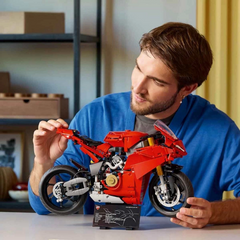 Nessiworld LEGO Technic Ducati Panigale V4 S Motorcycle 42202