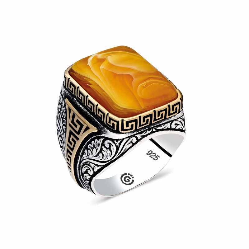 Bague pour homme carrée en argent à motifs et pierre d'ambre resserrée
