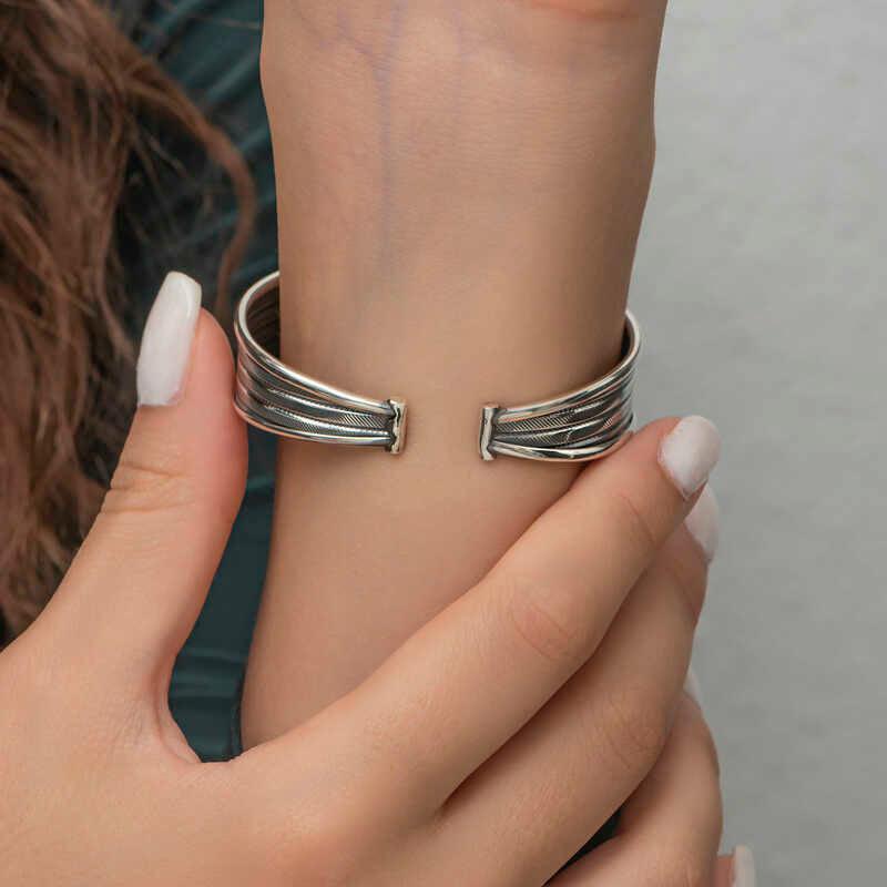 Bracelet pour femme en argent à motifs antiques