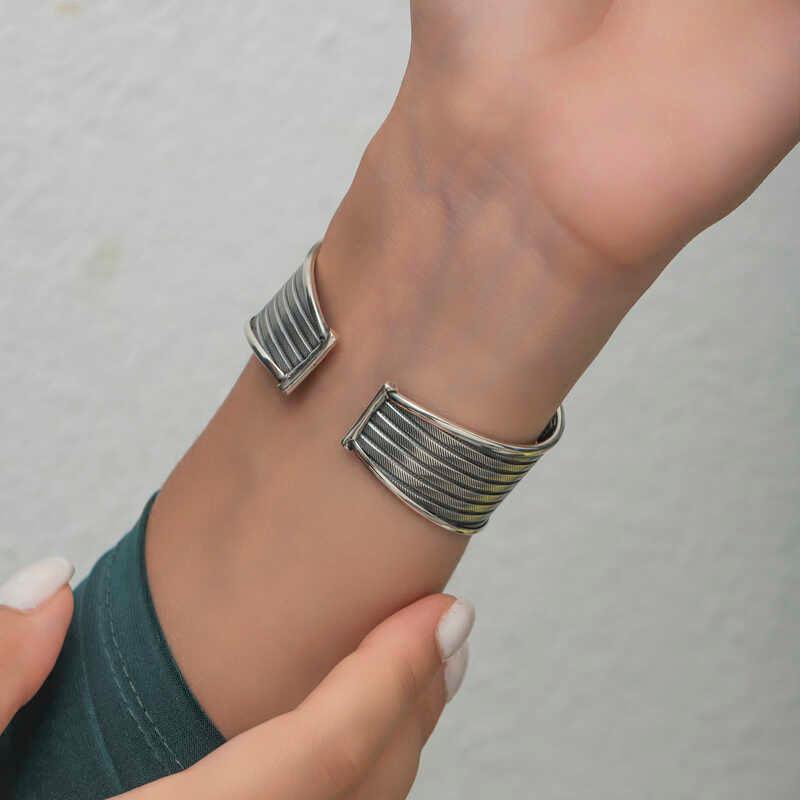 Bracelet pour femme en argent à motifs antiques