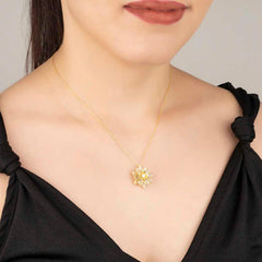 Collier femme fleur de lotus en argent, or et pierre blanche