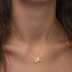 Collier pour femme en argent et or avec une seule pierre représentant un avion