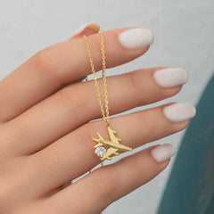 Collier pour femme en argent et or avec une seule pierre représentant un avion