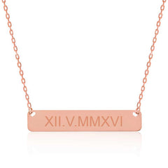 Collier personnalisé avec date et chiffres romains en argent rose